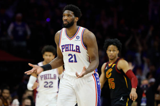  恩比德遭禁赛一场，76人内线告急  