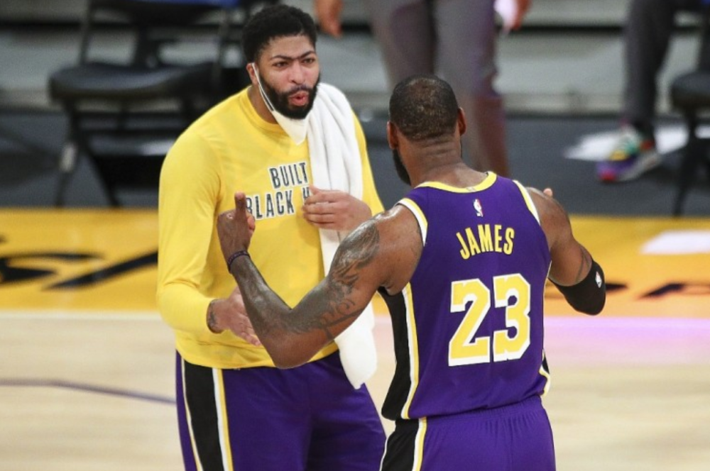  浓眉哥伤愈归来湖人内线发威轻取活塞获三连胜  